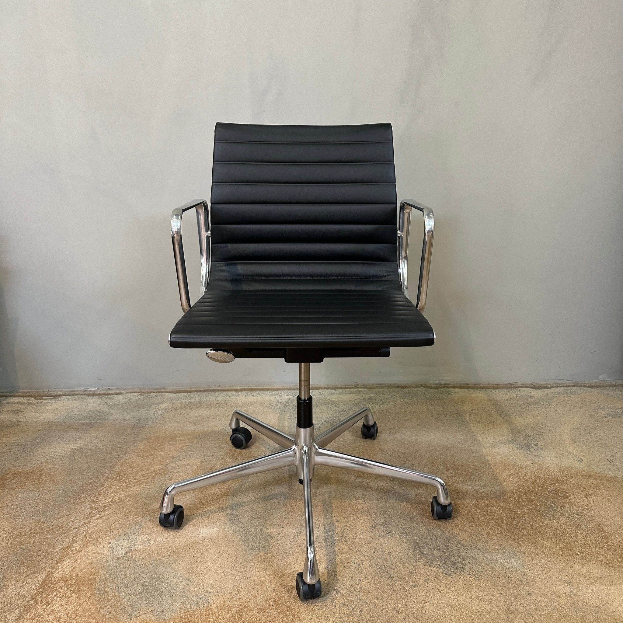 Vitra / ALU CHAIR EA 117 / Bürodrehsessel mit Armlehnen - architare shop